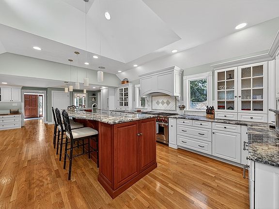 5th image of 37 Mast Hill Rd