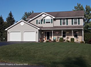 7 Green Briar Dr, Moscow, PA 18444