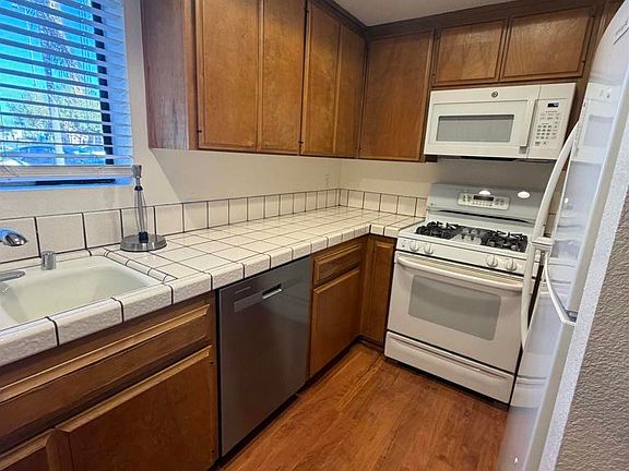 5th image of 567 F Ave