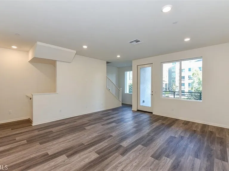 106 Unity — Photo 14