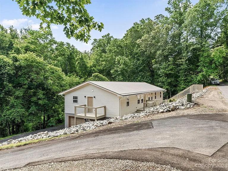 18 Robin Ln — Photo 1