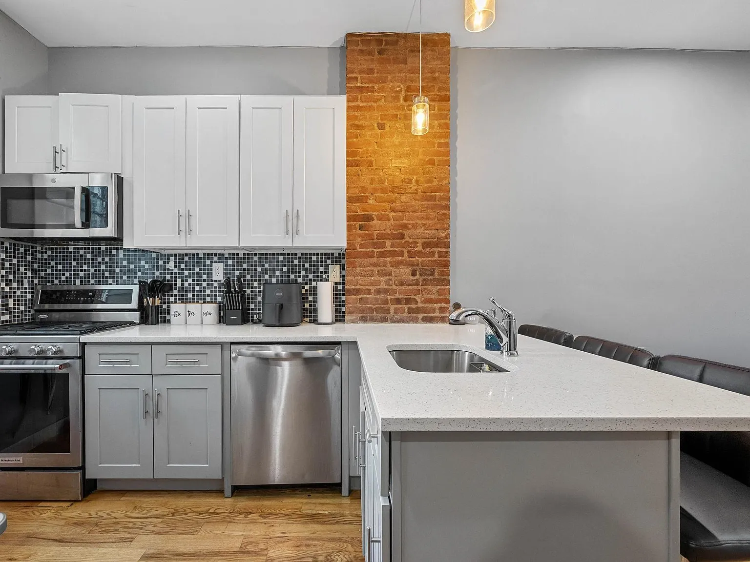 3 bed, 1.5 bath, 1400 sqft, $2,650 — Photo 3