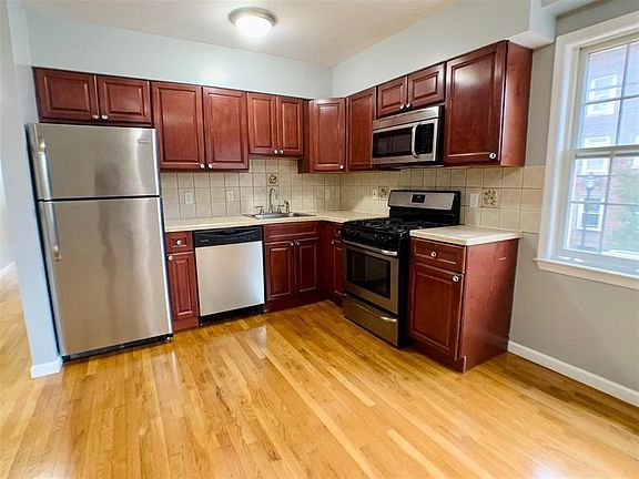 5th image of 2700 Summit Ave #202
