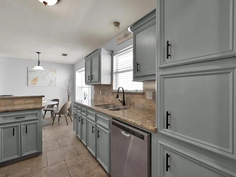 105 Harbor Court Dr — Photo 2