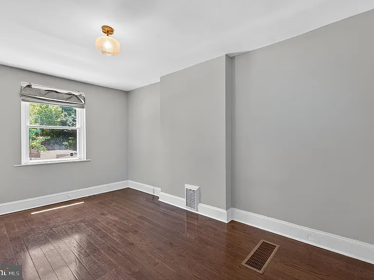 1705 Montrose St — Photo 8