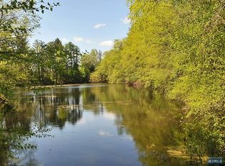 15 Halifax Rd, Mahwah, NJ 07430