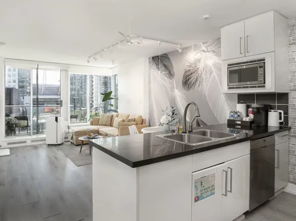 689 Abbott St #1107, Vancouver, BC V6B 0J2