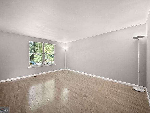 3rd image of 10 Redlin Ct
