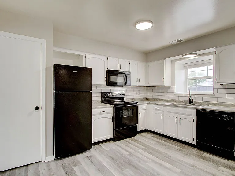 The Lenox Apartment Homes — Photo 12