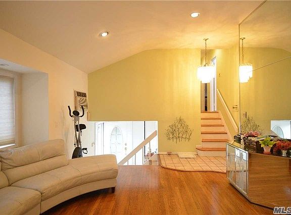 2nd image of 32 Gainsville Dr