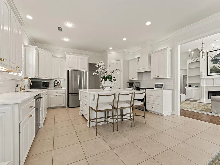 228 E Greens Dr — Photo 4