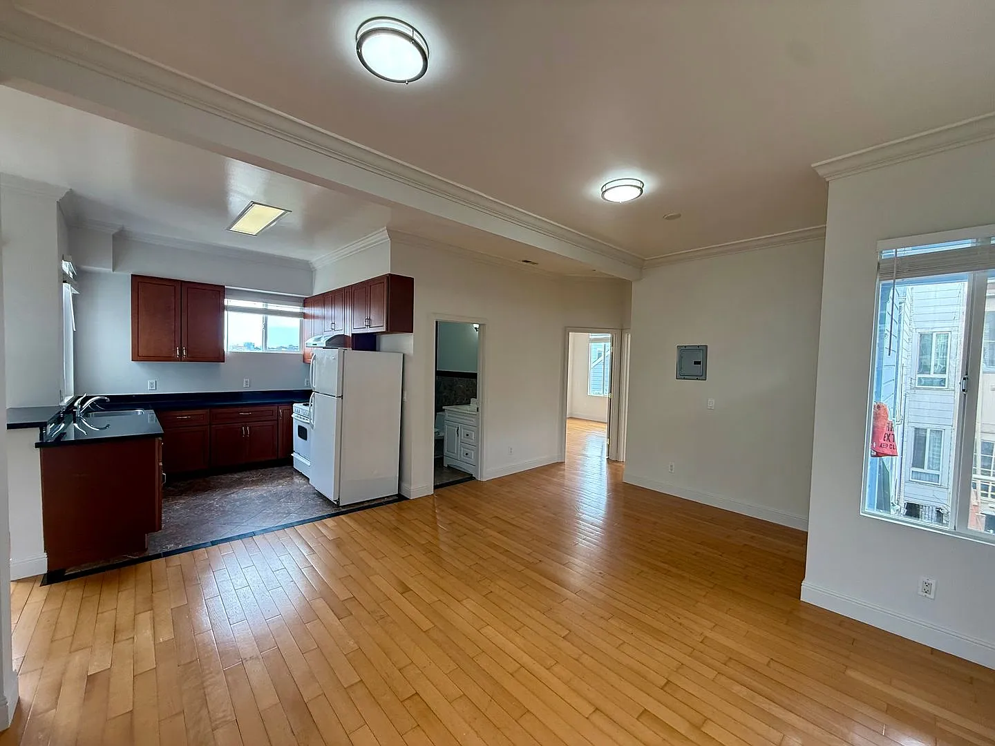 Spacious Top Floor Nopa 2br/1.5ba — Photo 3
