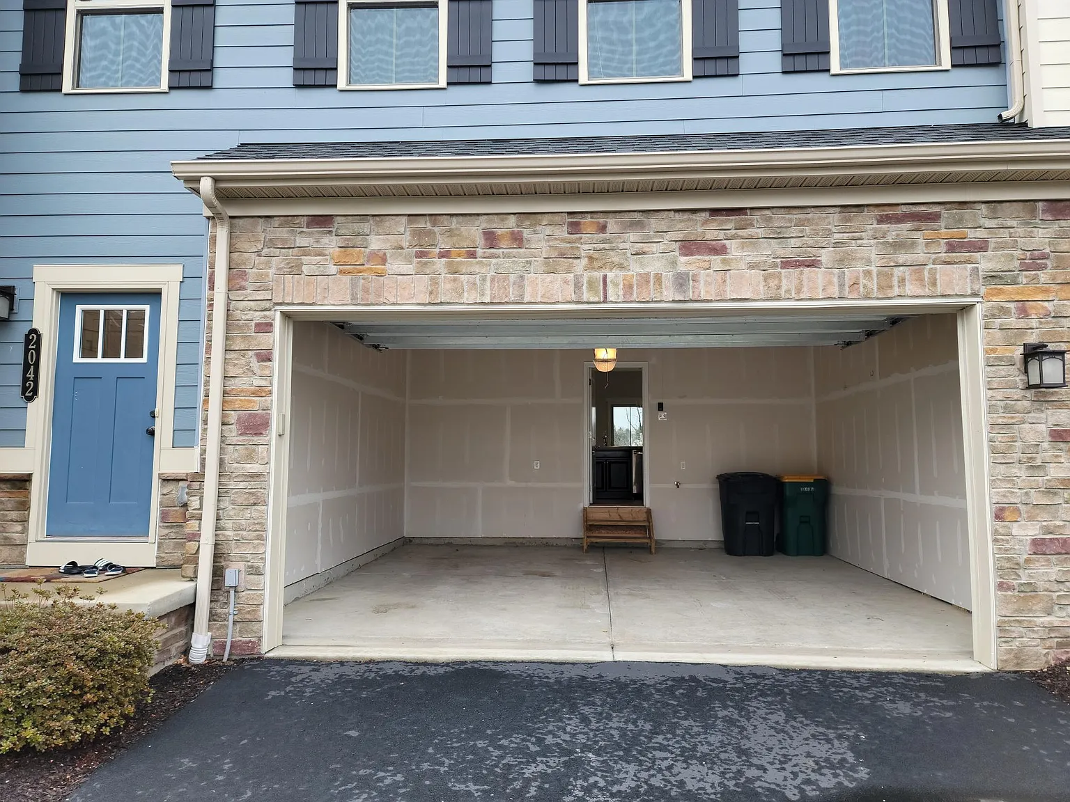 3 bed, 3.5 bath, 2096 sqft, $3,000 — Photo 2