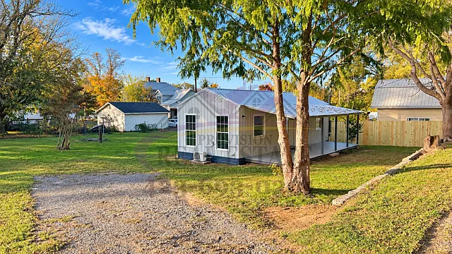 Charming 1BD/1BA House — Photo 2
