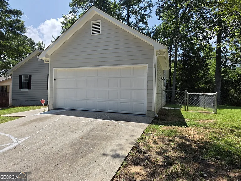 232 Hampton Dr — Photo 3