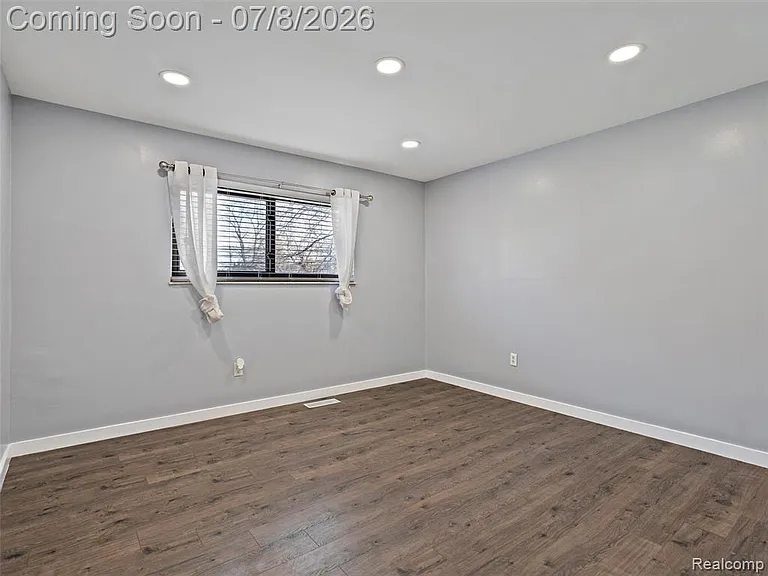 828 E 2nd St — Photo 12