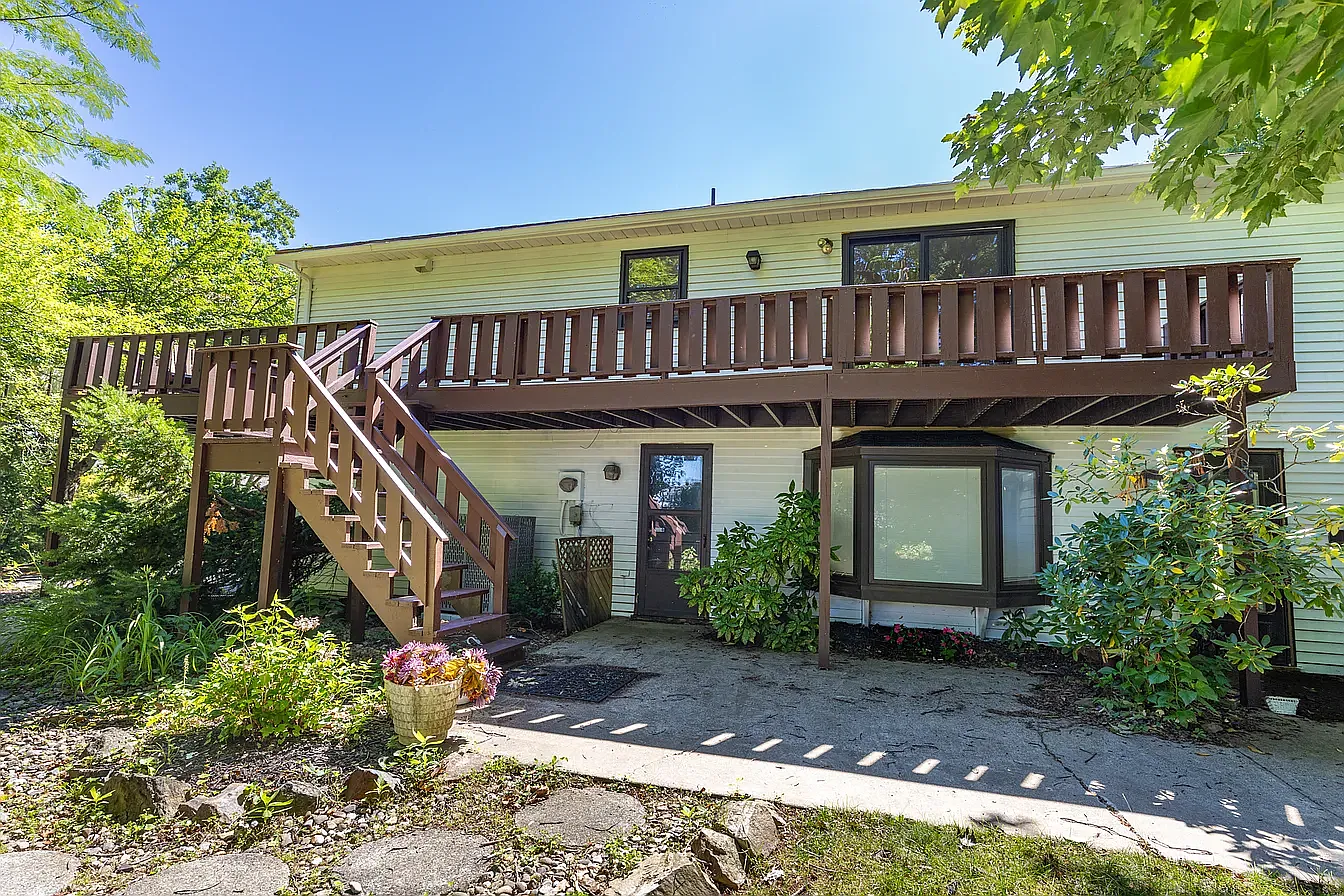 6 bed, 3834 sqft, $3,995 — Photo 3