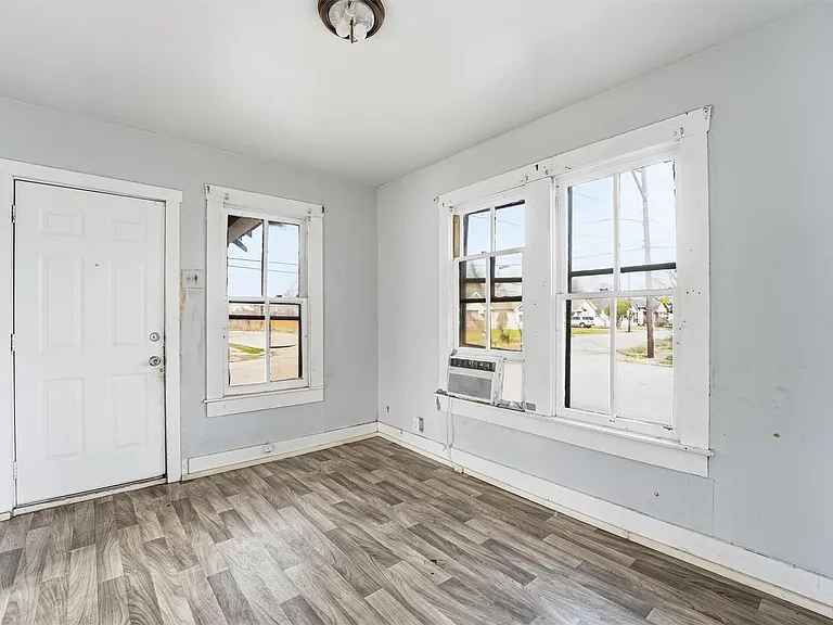 2420 Stevens St — Photo 4
