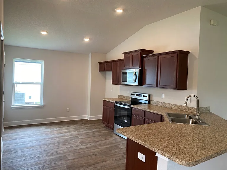 7294 Gateway Ct — Photo 12
