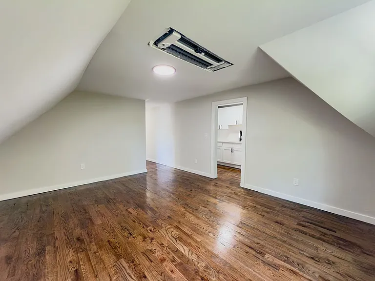 560 Howard Ave — Photo 52
