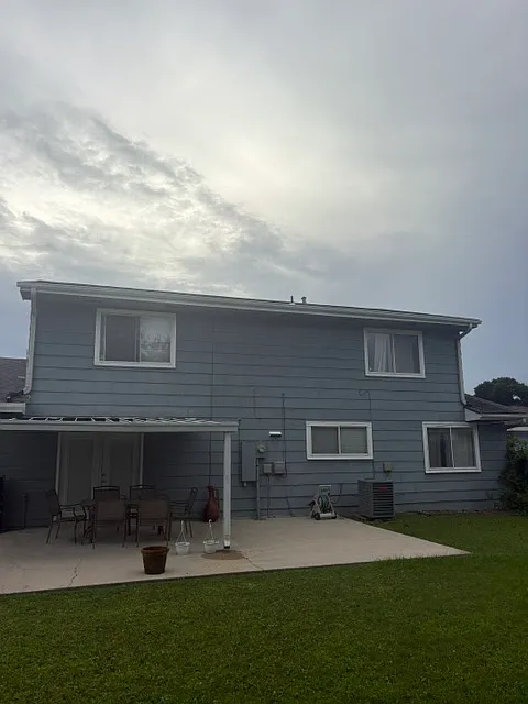 4 bed, 2.5 bath, 2300 sqft, $2,300 — Photo 2