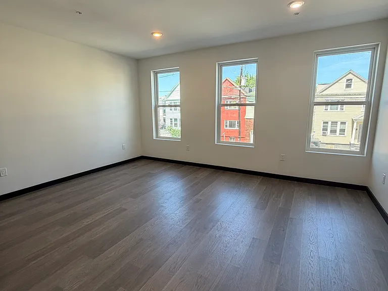 138 Mallory Ave #209 — Photo 5