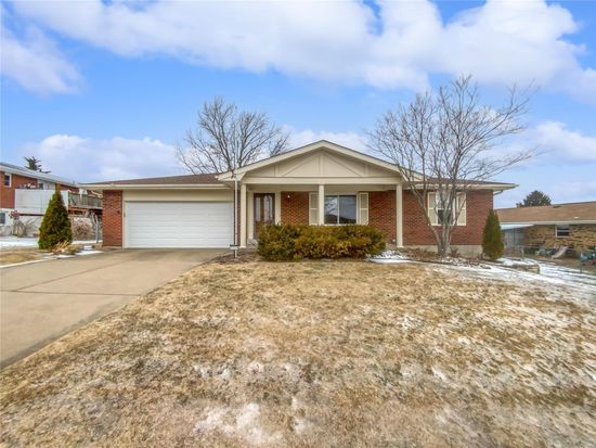 3209 Apple Dr, Saint Charles, MO 63301