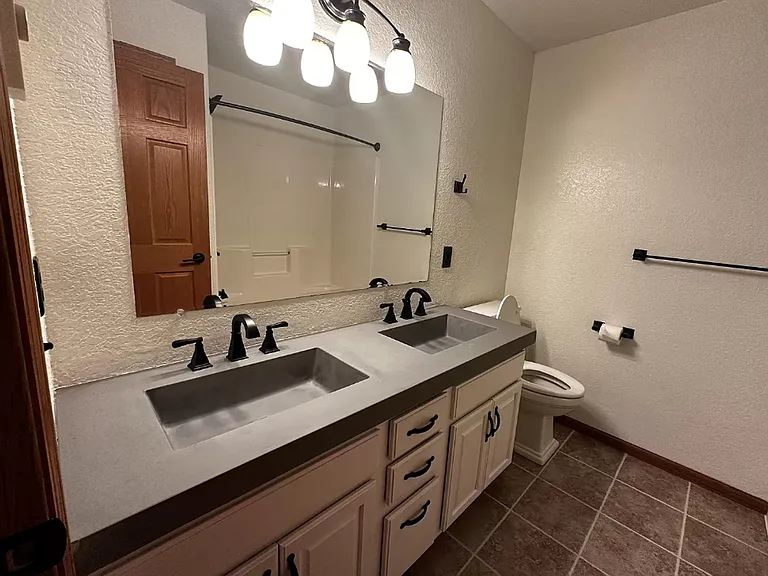 405 Sapphire Ln — Photo 8