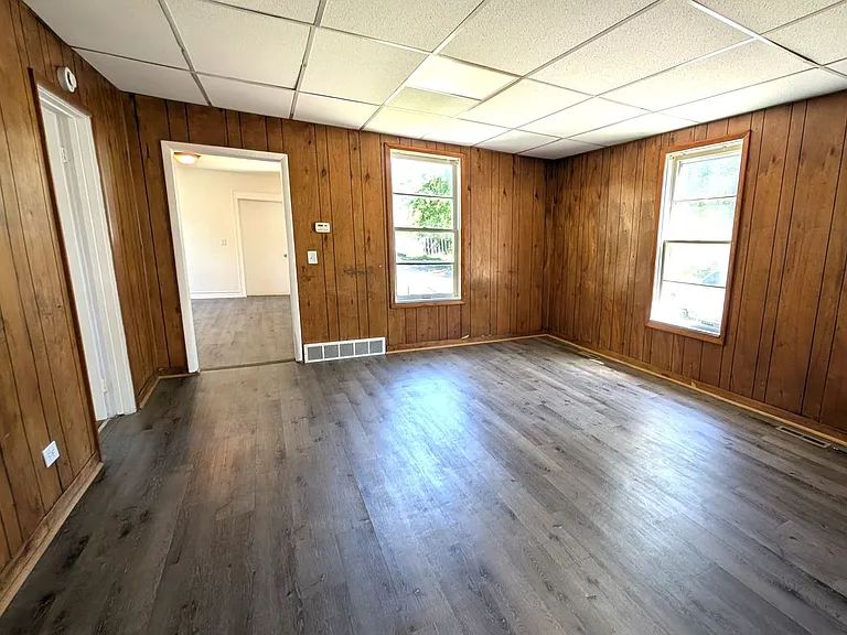370 Monroe Ave — Photo 4