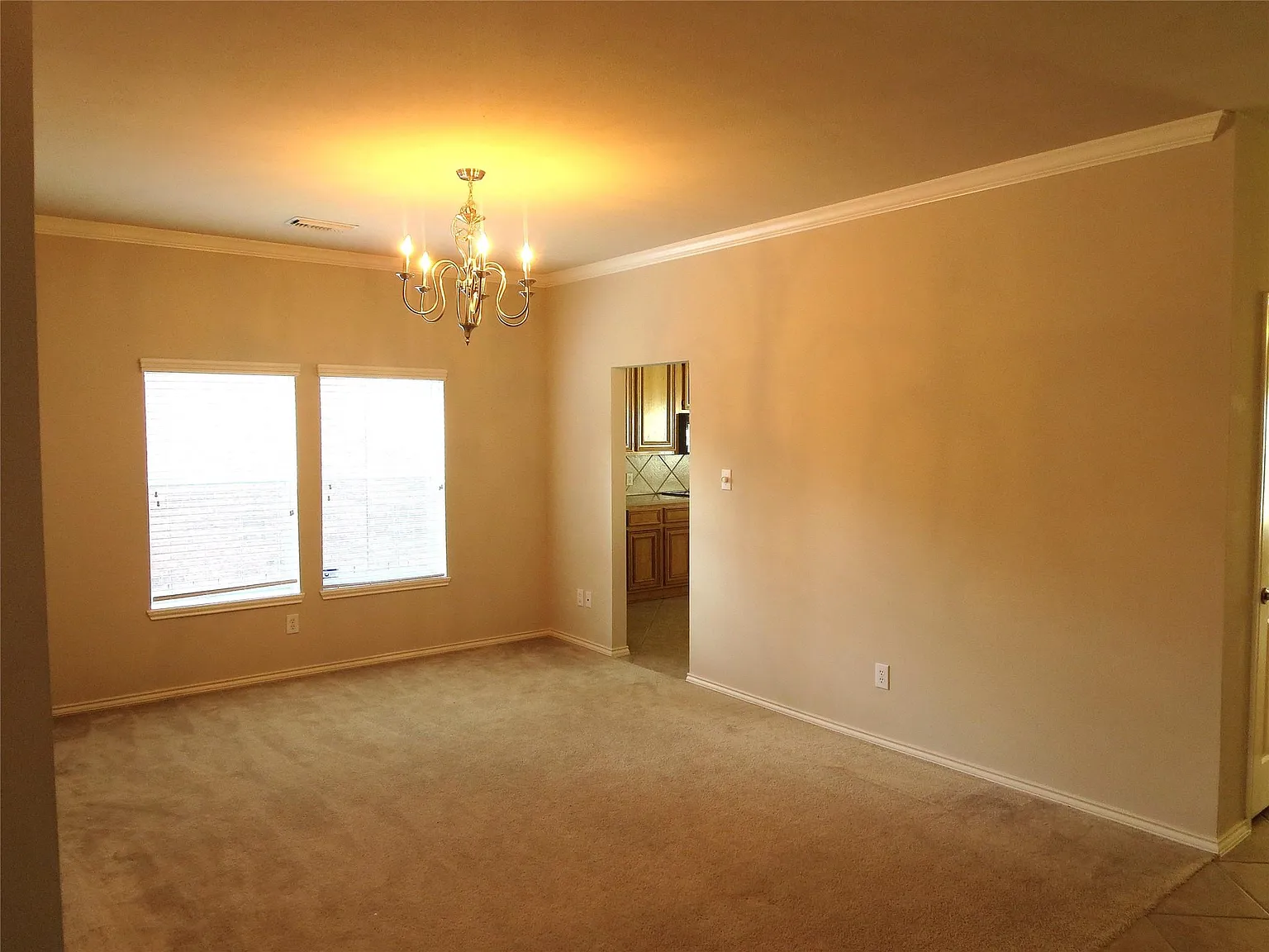 4 bed, 2.0 bath, 2414 sqft, $2,245 — Photo 4