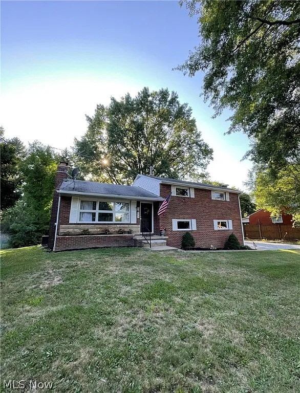 6653 Lavonne Ave NE photo 1