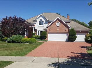27 Rolling Woods Ln, Buffalo, NY 14224