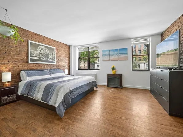 410 W 23rd St APT 2E, New York, NY 10011