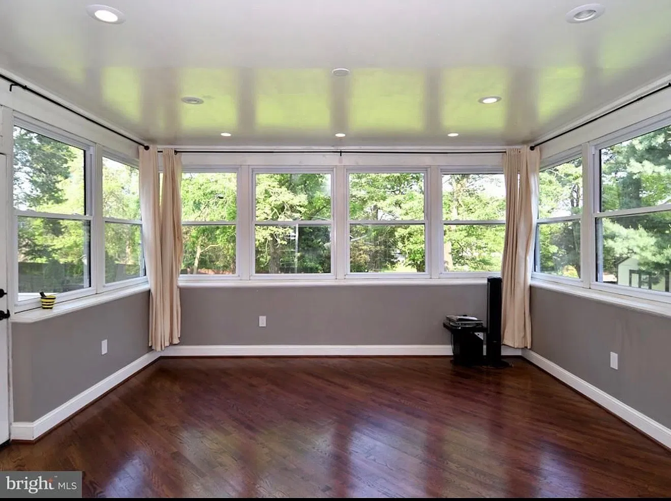Luxury Tudor Home — Photo 2