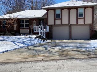 2728 Trenchard Dr, Independence, MO 64057