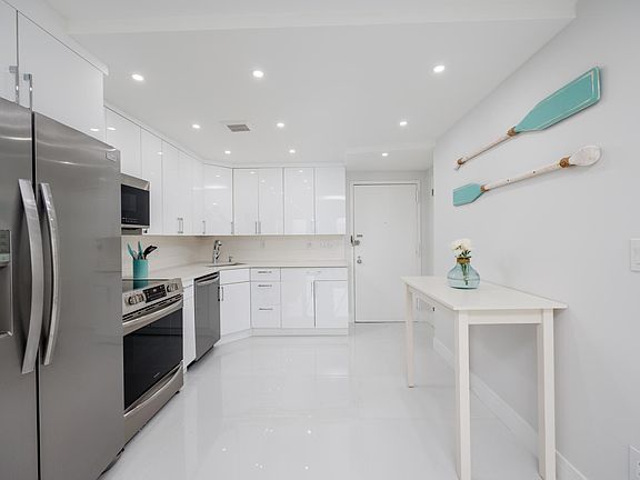 5th image of 450 W Broadway APT 3D