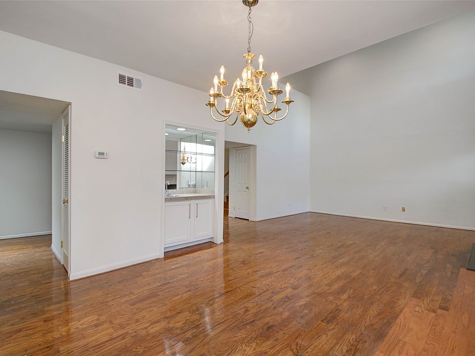 1st image of 6 Town Oaks Pl #6