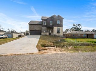 6413 N Ridgecrest Dr, Hitchcock, TX 77563