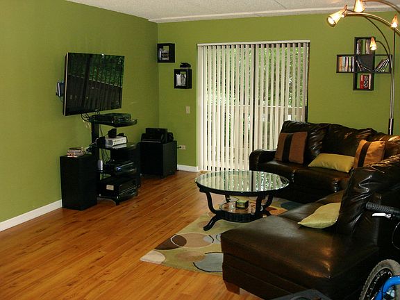 Living Room (Pic1)