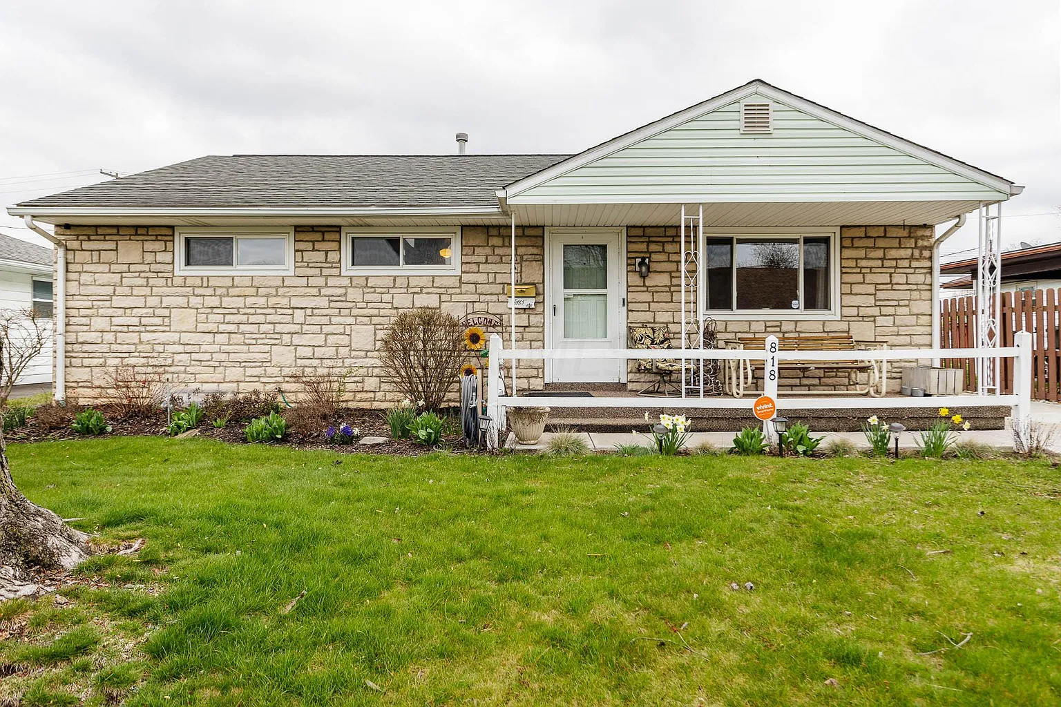 818 Stephen Dr W photo 1
