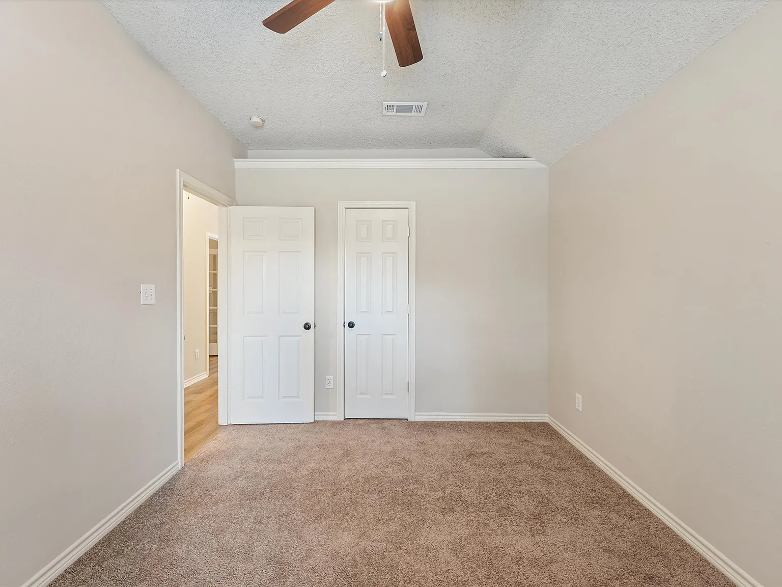 3 bed, 1924 sqft, $2,495 — Photo 3