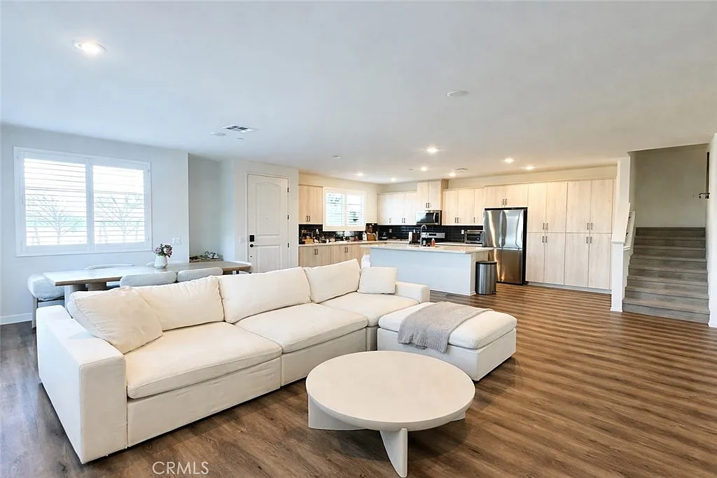 3 bed, 2.5 bath, 1860 sqft, $3,400 — Photo 1