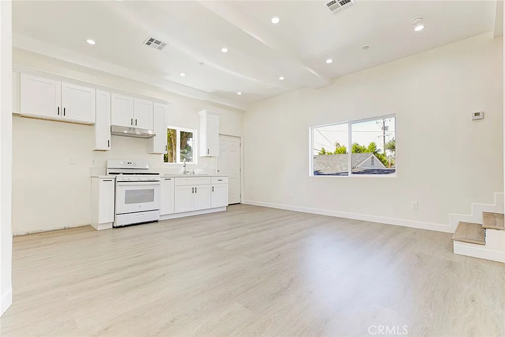 2 bed, 1050 sqft, $2,900 — Photo 4