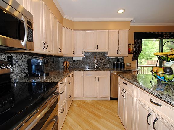 5th image of 25 Club House Ct