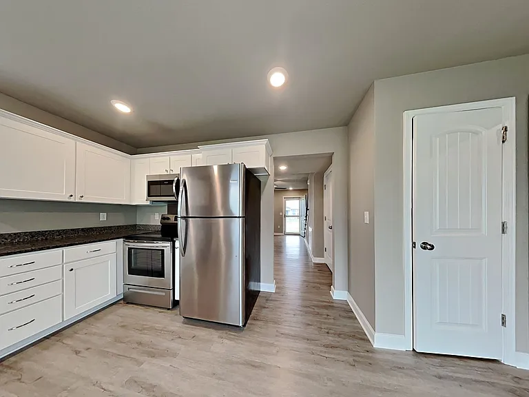 214 SW Marigold St — Photo 3