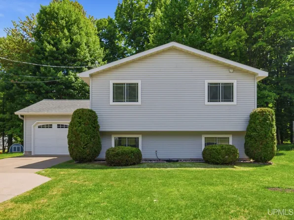 2643 Montgomery St, Marquette, MI 49855