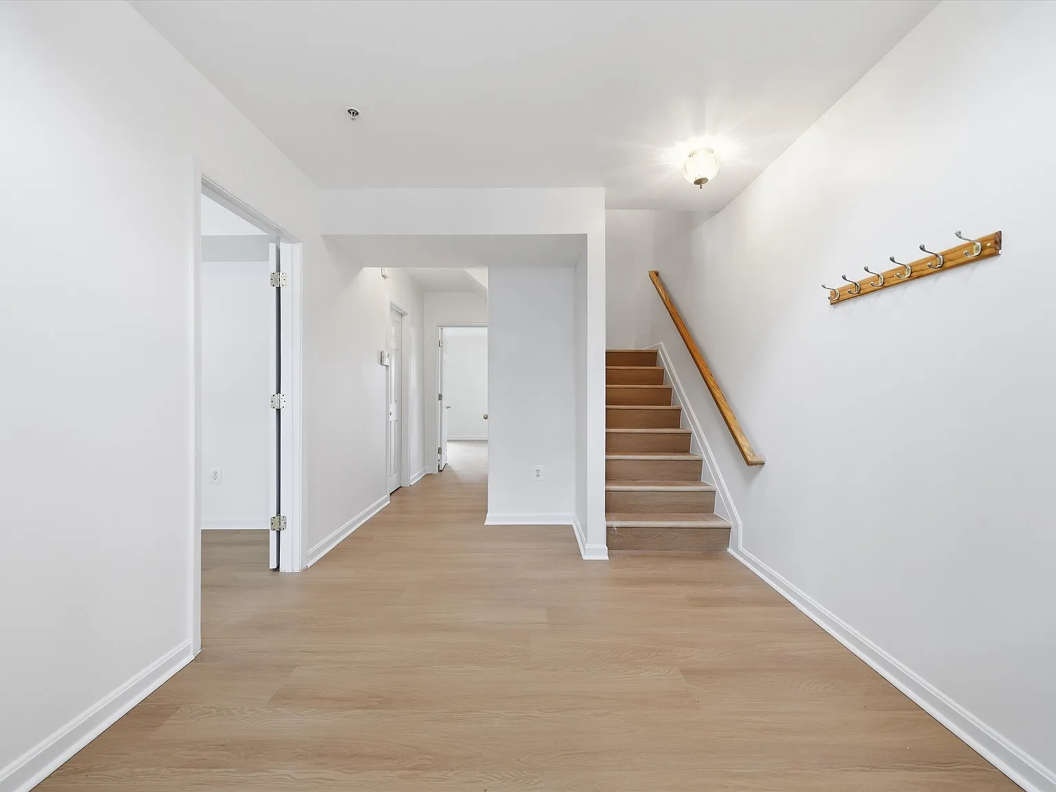4 bed, 2.5 bath, 2040 sqft, $2,500 — Photo 4
