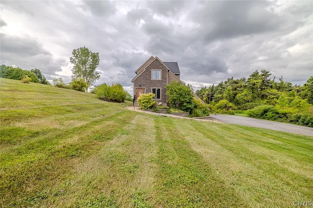 3 bed, 3.5 bath, 2693 sqft, $4,000 — Photo 1