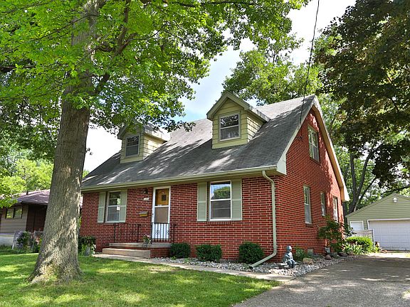 2 1/2 car garage out back