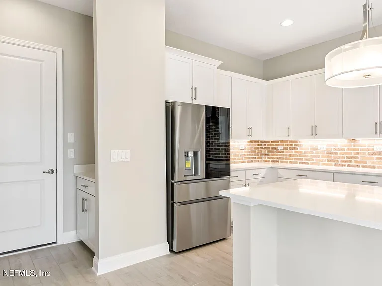 571 Marquesa Cir — Photo 13
